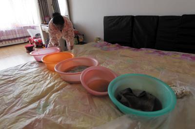 邳州楼上漏水，住户失联，小区没物管，业主维权难！律师来支招……